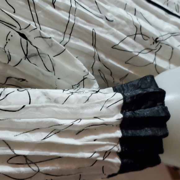 White and black two-piece skirt and top suit set - Picture 6 of 7